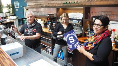 Bild: bl
Im Cafébar- Restaurant "Dali" in Nabburg herrscht Krisenstimmung bei (von links) Gerhard, Alexandra und Hildegard Hanauer. Der Familienbetrieb tut sich schwer, die höhere Mehrwertsteuer an die Kundschaft weiterzugeben.