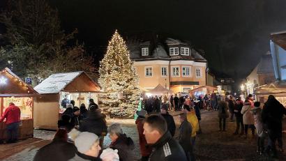 Archivbild: mfh
Schneefälle können zu den vier Weihnachtsmärkten in Sulzbach-Rosenberg leider nicht bestellt werden, aber die Organisatoren versprechen wieder ein einmaliges Flair wie im Bild bei der Rosenberger Dorfweihnacht.
