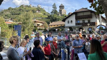 Bild: Freunde Südtirols/exb
Beim Stadtrundgang in Klausen traf die IG "Freunde Südtirols" auf Straßenmusikanten. Im Hintergrund grüßen mit Kloster Säben und der Burg Branzoll zwei Hauptsehenswürdigkeiten des Orts.