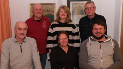 Bild: Johannes Weig
Hermann Wurdack, Maria Kominowski und Andy Fritsch (vorne von links) sowie Alfons Bäumler (hinten rechts) haben für ihre langjährige Treue Geschenke von Präsident Lorenz Haberkorn, Vizepräsidentin Christa Kick (hinten von links) bekommen.