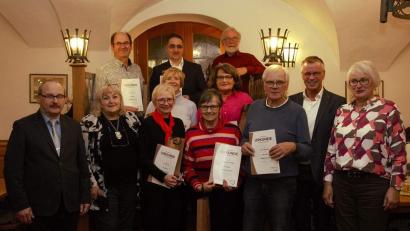 Bild: u
Vor 25 Jahren gründete sich aus der Schola des katholischen Pfarrei der Gemischte Chor des Gesangvereins 1860. Bei den Feierlichkeiten waren dabei: (vorne, von links) Sängerkreisvorsitzender Karl Hermann, Vorsitzende Renée Ehringer-Hoffmann, Gabi Meindl, Elisabeth Ernstberger, Peter Butschek, Bürgermeister Hermann Falk, Schriftführerin Brigitte Schwarz sowie (Zweite Reihe, von links) Evelyn Högl, Christine Hadley, (hinten, von links) Michael Högl, Christian Fink und Hans Meindl.