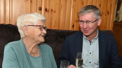 Bild: gf
Magdalena Sehr, die ihren 90. feierte, und Bürgermeister Franz Badura stoßen an.