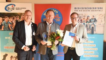 Bild: Staudinger/BezJR OPf./exb
Bei der Ehrung (von links): Jürgen Preisinger, Vorsitzender des Bezirksjugendrings Oberpfalz, Richard Gaßner, ehemaliger Kulturreferent Bezirk Oberpfalz, und Philipp Seitz, Präsident des Bayerischen Jugendrings.