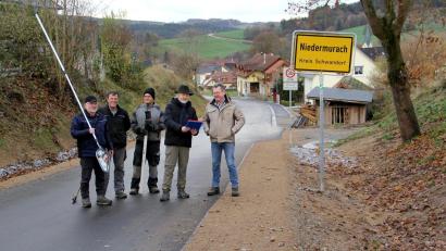 Bild: Josef Böhm
Mittels Spiegel können die beleuchteten Leitungen von Schacht zu Schacht exakt überprüft werden. Nach der Begehung durch Michael Baumer, Chef des ausführenden Bauunternehmens, seinen Baufacharbeitern Michael Betz und Manuel Keilhamer, Ingenieur Albert Krämer sowie Bürgermeister Martin Prey sind alle mit der Bauausführung zufrieden. Es gibt keinen Anlass zu Beanstandungen.