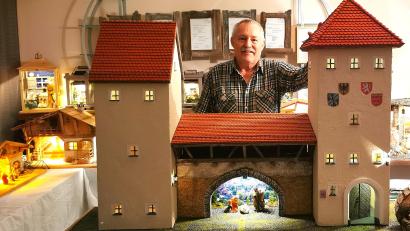 Bild: Portner
Krippenbauer Gerhard Meller aus Oberviechtach hat eine Weihnachtskrippe in die Stadtmauer von Sulzbach-Rosenberg integriert.