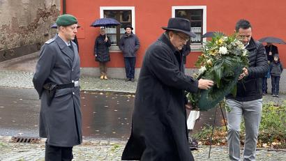 Bild: Josef Glas
Bürgermeister Ludwig Gürtler (Mitte) und Stellvertreter Werner Schärtl legen am Ehrenmal einen Kranz nieder. Major Christian Hartl (links) von der Patenkompanie legt für die Bundeswehr ebenfalls einen Kranz nieder.