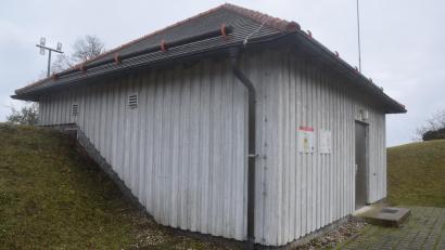 Bild: fz
Der Hochbehälter auf der Burg: Mit Wasser der Steinwaldgruppe werden ab hier in sechs Kilometer Leitungen 470 Leuchtenberger Bürger versorgt.