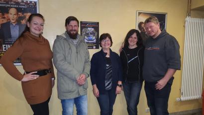 Bild: ubb
Schauspielerin Ann-Kathrin Krauß, Kinobesucher Michael Kircher, Kinobetreiberin Christine Hegen und das Produzentenehepaar Jutta Jahreis und Michael von Hohenberg (von links) stellten sich zu einem Erinnerungsfoto.