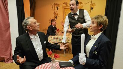 Bild: rtw
"Der Firmling", ein Klassiker von Karl Valentin, sorgt auch in der Version der Kolping-Theatergruppe Neukirchen für viele Lacher beim Publikum.