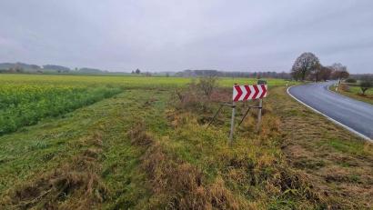 Bild: bk
An der B 299 alt in der ehemaligen berüchtigten Todeskurve entsteht nun links vom Straßenschild die Grundwasser-Messstelle durch das Wasserwirtschaftsamt.