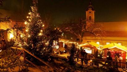Archivbild: Georg Birner/exb
Große und kleine Weihnachtsmärkte warten heuer im Landkreis auf die Besucher, für jeden Geschmack ist etwas dabei. Im Bild der Weihnachtsmarkt unter der Burg in Ebermannsdorf.