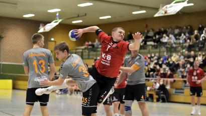 Archivbild: Hubert Ziegler
In der Saison 2021/22 gastierte die HG Amberg zuletzt in der Sulzbacher Krötenseehalle. Damals gewann der HC Sulzbach klar mit 28:22. In dieser Szene sucht der Sulzbacher Simon Sehnke den Weg zum gegnerischen Tor.