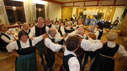 Bild: Bernd Mueller
Die Birgländer Volkstanzgruppe trat beim Kathreintanz des Heimatvereins auf.