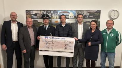 Bild: bk
Bei der Übergabe des Symbolschecks waren zugegen (von links) Generalbevollmächtigter Michael Liedl, Bürgermeister Gerhard List, Josef Fischer, Geschäftsstellenleiter Dominik Pritzl (Weiherhammer), Kundenberater Oliver Stienen, Marion Eitel, Norbert Merkel.