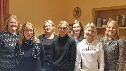 Bild: e
Die Spielplatzfreunde Holzhammer wählen einen neuen Vereinsvorstand (von links): Elisabeth Lindthaler, Maria Kumeth, Stefanie Wagner, Viktoria Kraus, Christina Straub, Marina Hildebrand und Vorsitzende Marina Basler-Wagner.