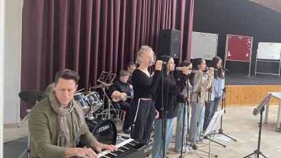 Bild: Mittelschule Waldsassen/exb
Für Musik sorgte die Bandklasse 7 M unter Leitung von Lehrer Felix Staufer (links) und Musikschullehrer Andreas Bauer.