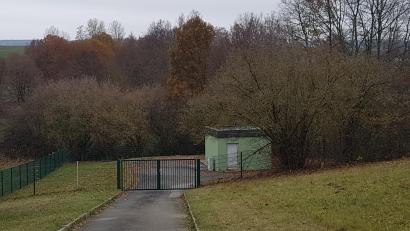 Bild: gi
Das Pumpenhaus dient der Wasserversorgung in Moosbach, für die der Marktrat neue Gebühren beschlossen hat. Unabhängig davon brachte das Gremium den nördlich des Gebäudes geplanten Solarpark Straßäcker auf den Weg.