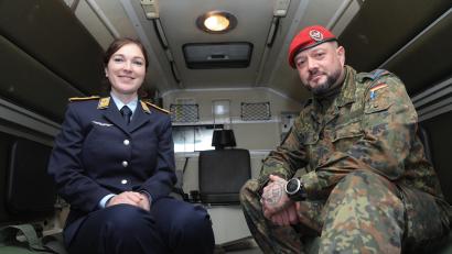 Bild: Wolfgang Steinbacher
Für Oberpfalz-Medien haben Oberstabsarzt Lisa-Marie Wiedemann und Oberstabsgefreiter Christian Werner in einem Sanitäts-Unimog Platz genommen.