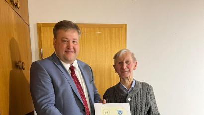 Bild: Nadja Jarosch/exb
Georg Lutter (rechts) feiert 95. Geburtstag, wozu Bürgermeister Stefan Braun gratuliert.