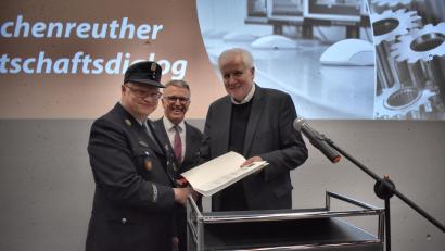 Bild: lue
Frank Altenhofen (links) erhielt beim Wirtschaftsdialog eine staatliche Ehrung für 40 Jahre bei der Feuerwehr Tirschenreuth von Ministerpräsident a.D. Horst Seehofer (rechts). Hinten Bürgermeister Franz Stahl.