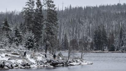 Bild: Swen Pförtner/dpa
Wanderer gehen am leicht verschneiten Oderteich im Harz spazieren.