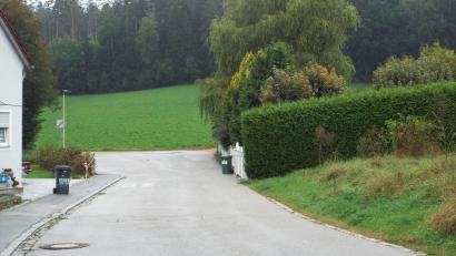 Bild: e
Die Klagen ist letztinstanzlich entschieden: Am Ende der Lochnerstraße in Theuern kann ein Baugebiet mit elf Parzellen entstehen.