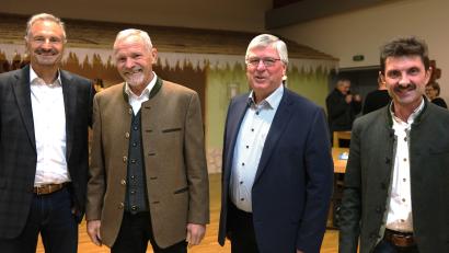 Bild: Hirsch
Zufriedene Gesichter nach der Vertragsunterzeichnung (von links): Geschäftsführer Sebastian Brandmaier und Vorsitzender Hubert Mayer von der Viehvermarktungsgenossenschaft Oberbayern-Schwaben sowie Vorsitzender Alois Weig und Geschäftsführer Heinrich Promberger von der Erzeugergemeinschaft für Schlachtvieh in der Oberpfalz.