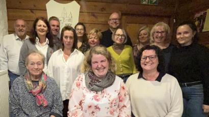 Bild: Katharina Weiß/exb
Der Heimat- und Kulturverein Ammerthal wählt einen neuen Vorstand (stehend, von links): Anton Peter, Irene Pemp, Stephan Knorr, Anja Kunz, Sarah Hirschmann, Ilonka Götz, Jörg Fehlner, Helga Breit-Jana, Anita Knorr, Karin Kellner und Katharina Weiß; vorn (von links): Hedwig Fehlner, Bianka Götz und Doris Weiß.