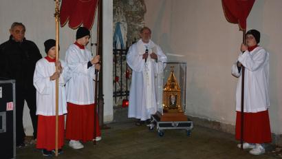 Bild: jr
Am Donnerstagabend wurde der Reliquienschrein der heiligen Bernadette feierlich vor der Lourdesgrotte am Kirchplatz in Konnersreuth empfangen.
