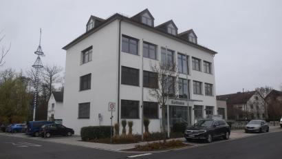 Bild: fz
Sitz der Verwaltungsgemeinschaft Schirmitz ist im Rathaus in Schirmitz. Günstig gelegen auch für die Bürger von Bechtsrieth, Irchenrieth, Pirk.