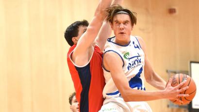 Bild: G. Büttner
Florian Gebert (rechts) in Aktion: Die Weidener Basketballer empfangen Fibalon Baskets Neumarkt.