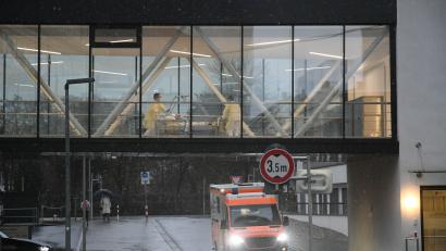 Bild: Gabi Schönberger
Das Wetter spiegelt die Situation der Kliniken Nordoberpfalz AG gut wider: Das Gesundheitssystem ist unwirtlich für kleinere Krankenhäuser. Der Standort Weiden bekommt aber nun zwei Abteilungen aus Tirschenreuth dazu.