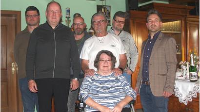 Bild: wro
Ludwig (Vierter von links) und Veronika Fröhlich (vorne) feierten in Schönhaid Goldene Hochzeit. Es gratulierten Sohn Thomas, Pfarrer Markus Nees und Sohn Peter Fröhlich (von links), ferner Zweiter Bürgermeister Michael Dutz und Sohn Benjamin (von rechts).