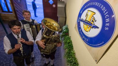 Symbolbild: Armin Weigel
Das Prädikat "Musikantenfreundliches Gasthaus" zeigt Gästen, dass hier musizieren ausdrücklich erwünscht ist.