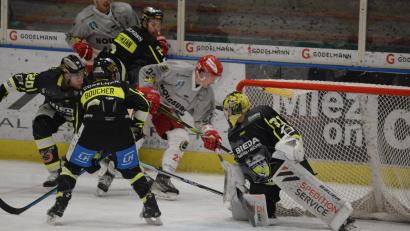 Archivbild: Andreas Brückmann
Auf die Abwehr de ERSC Amberg um Torhüter Timon Bätge (rechts) wartet am Sonntagabend die derzeit wohl schwerste Aufgabe in der Bayernliga. Zu Gast ist der souveräne Tabellenführer TSV Erding.