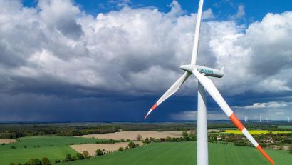 Symbolbild: Patrick Pleul/dpa
Die Gemeinde Theisseil fordert einen Mindestabstand von 1000 Metern von Windrädern zur Wohnbebauung.