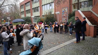Bild: Stadt Weiden/exb
Zum „Orange Day“ versammeln sich viele Frauen und Mädchen vor dem Weidener Rathaus.