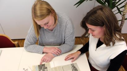 Bild: Dagmar Williamson
Julia Möbus (links) und Marianna Neugirg lesen den ersten Bericht über die Entstehung des Notrufs vor 35 Jahren in den Amberger Stadtnachrichten. Der Notruf 22200 wurde elf Jahre nach einer Gesetzesänderung eingeführt, die es Frauen in Westdeutschland erlaubte, berufstätig zu sein, wenn das “mit ihren Pflichten in Ehe und Familie" zu vereinbaren war.