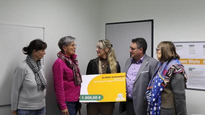 Bild: Julia Hauser/exb
Das Bruder-Gerhard-Hospiz in Schwandorf freut sich über eine Spende von Globus Schwandorf in Höhe von 1000 Euro.