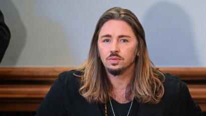 Bild: Hendrik Schmidt, dpa
Gil Ofarim sitzt im Saal des Landgerichts in Leipzig. Dort läuft der Prozess gegen den deutschen Rockmusiker.