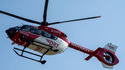 Symbolbild: Stefan Sauer/dpa/Symbolbild
Ein Rettungshubschrauber brachte die schwerverletzten Unfallbeteiligten in nahegelegene Krankenhäuser.