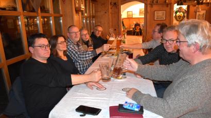 Bild: ubb
Anstoßen auf kreative Gespräche beim Künstlerstammtisch: Die Künstlerinnen und Künstler wünschen sich für die Zukunft noch mehr Teilnehmer bei den monatlichen Treffen.