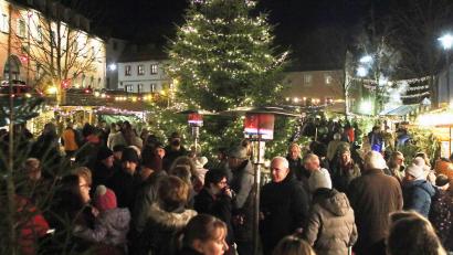 Bild: lst/exb
Der Flosser Marktplatz wird am Freitag, 1. Dezember, ab 16 Uhr beim achten Adventsmarkt der Frauen-Union (FU) wieder im vorweihnachtlichen Glanz erstrahlen.