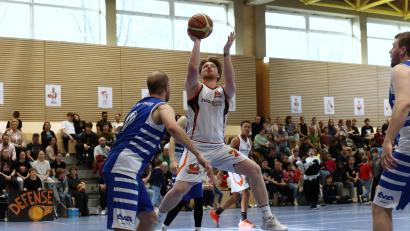 Archivbild: Dieter Jaeschke
Aufbauspieler Sebastian Fritsch (am Ball) ist am Samstag für das Heimspiel gegen Tabellenführer Augsburg wohl wieder im DJK-Kader.