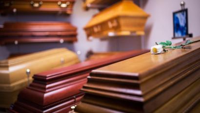 Symbolbild: Sophia Kembowski/dpa
Früher eine Selbstverständlichkeit: Erdbestattungen im Sarg.