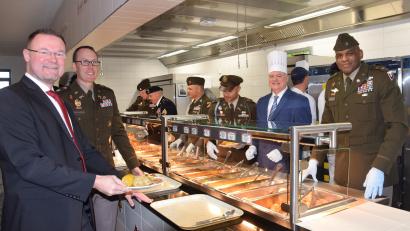 Bild: bö
Zu Thanksgiving am Truppenübungsplatz Hohenfels servieren die "Chefs" persönlich (von rechts): Garrison Commander Oberst Kevin Poole und Deputy Garrison Manager Patrick Rothbauer sowie (von links) Bürgermeister Florian Junkes und Oberstleutnant Adam Popelewski von der US Pateneinheit der Hohenburger.