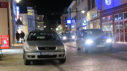 Bild: Hirsch
An diesem Bild wird sich so schnell nichts ändern. Die Fußgänger werden in der Friedrich-Ebert-Straße weiterhin an den Rand gedrängt.