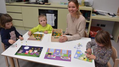 Bild: jr
Stellvertretende Kinderhausleiterin Verena Burger beim Spielen mit einigen Kindern. Auch sie freut sich über die Vorzüge des Neubaus.