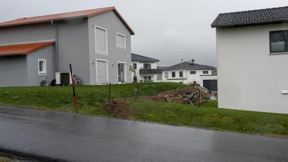 Bild: lum
Einige Stadträte bemängeln die fehlende Anbindung des bestehenden und geplanten Baugebiets Naabhöhe I und II für Fußgänger.