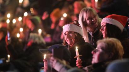 Symbolbild: Danny Gohlke/dpa
Im Ostseestadion in Rostock sind vor ein paar Jahren mehr als 10 000 Menschen zusammengekommen, um Lieder wie "Alle Jahre wieder", "Kommet ihr Hirten" und "Jingle bells" zu singen.